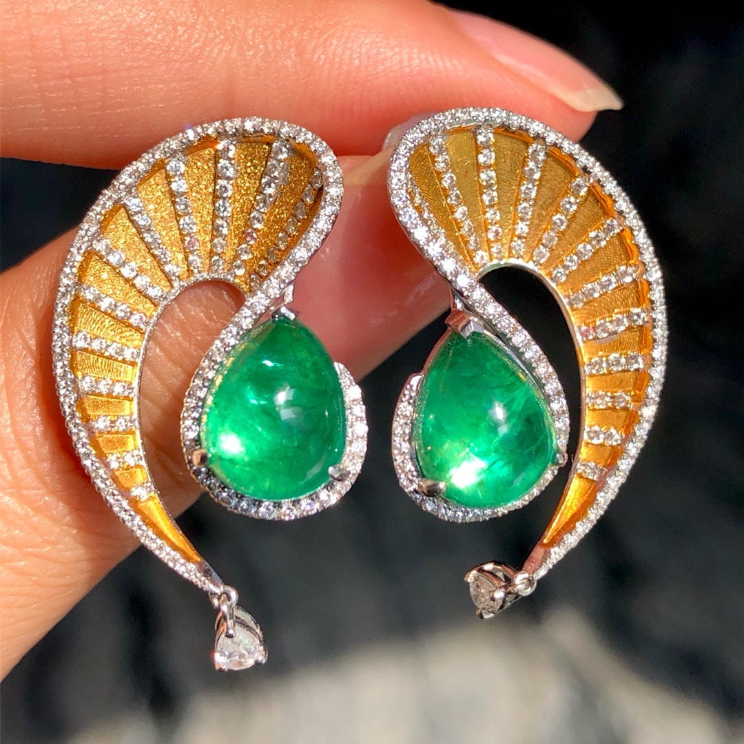 14k Gold 6.52 Ctw Intense Green Natural Emerald & Diamond Earrings: Ref:230994130 // gold content:14k gold // main gemstone:emerald // shape:pear // carat weight:5. 35ct // color:intense green // treatment:natural // // adjacent gemstone 2 : diamond // shape:multiply