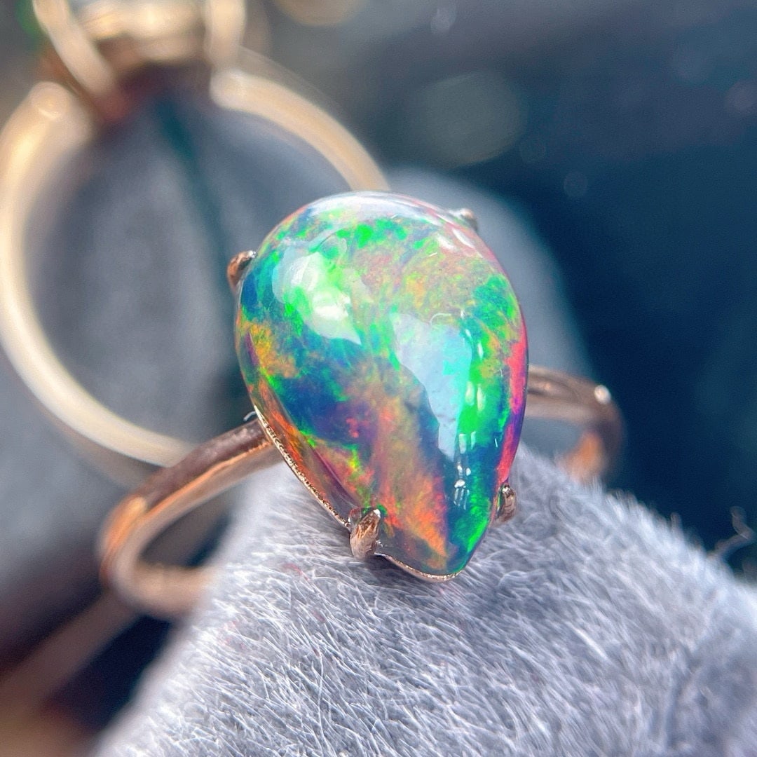14k Gold 3.58 Ct Natural Opal Ring: Ref:230994136 // gold content:14k gold // ring size:7. 25us // // main gemstone:opal // shape:pear // carat weight:3. 58ct // color:color // treatment:natural // High Estimate: 2000 Low Estimate: