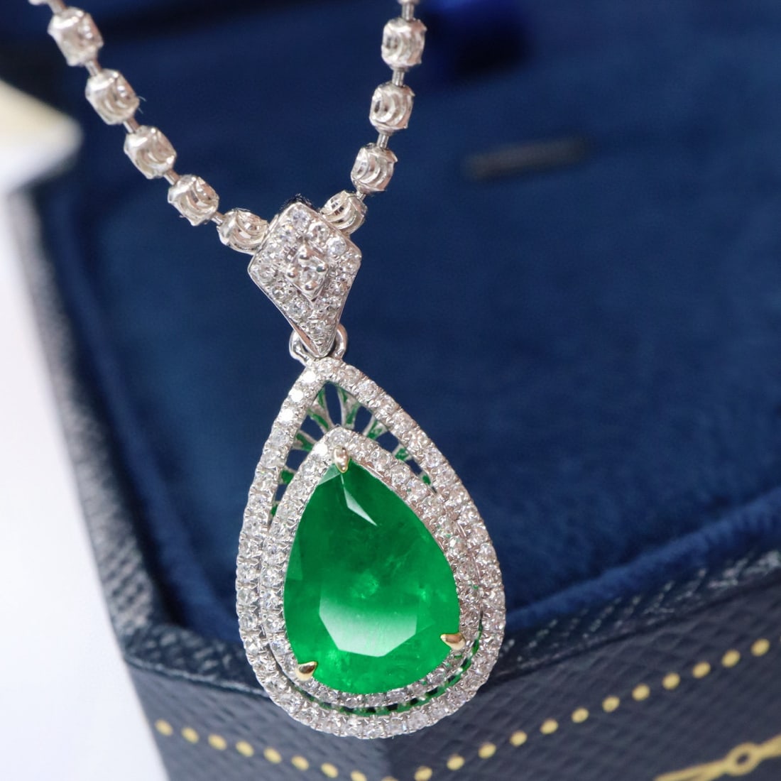 14k Gold 2.12 Ctw Vivid Green Natural Emerald & Diamond Pendant( Without Chain ): Ref:230994150 // gold content:14k gold // main gemstone:emerald // shape:pear // carat weight:1. 86ct // color:vivid green // treatment:natural // // adjacent gemstone 2 : diamond // shape:round //