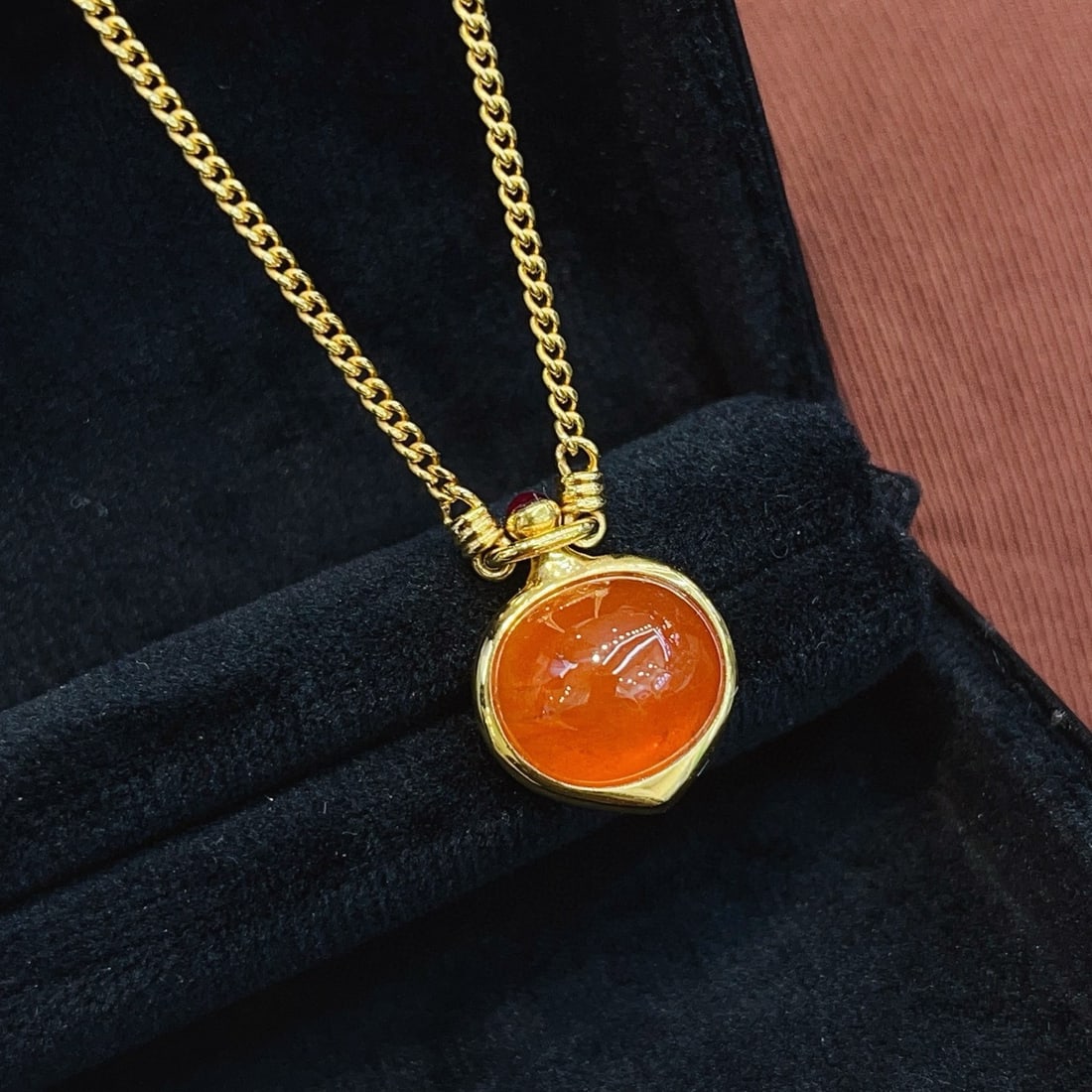 14k Gold 11.30 Ct Natural Spessartine Necklace: Ref:230994163 // gold content:14k gold // main gemstone:spessartine // shape:oval // carat weight:11. 30ct // color:orange // treatment:natural // Low Estimate: 5500 Condition: New High Estimate: 8300
