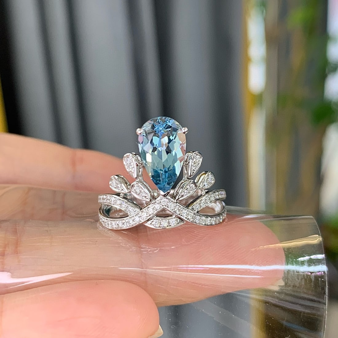14k Gold 2.20 Ctw Natural Aquamarine & Diamond Ring: Ref:230994164 // gold content:14k gold // ring size:7. 25us // // main gemstone:aquamarine // shape:pear // carat weight:1. 88ct // color:santa maria color // treatment:natural // // adjacent gemstone