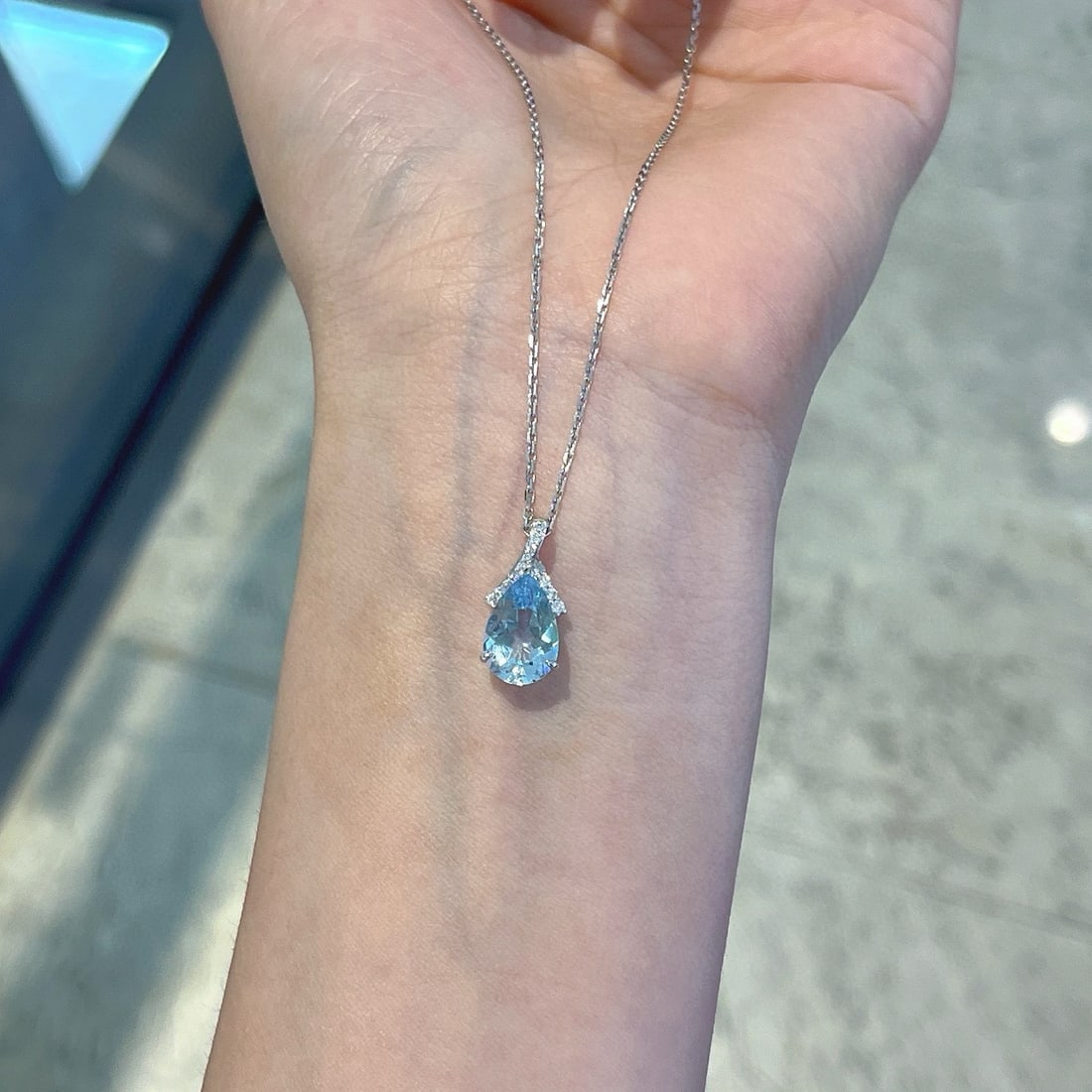14k Gold 2.11 Ctw Natural Aquamarine & Diamond Pendant( Without Chain ): Ref:230994165 // gold content:14k gold // main gemstone:aquamarine // shape:pear // carat weight:2. 03ct // color:blue // treatment:natural // // adjacent gemstone 2 : diamond // shape:round // carat