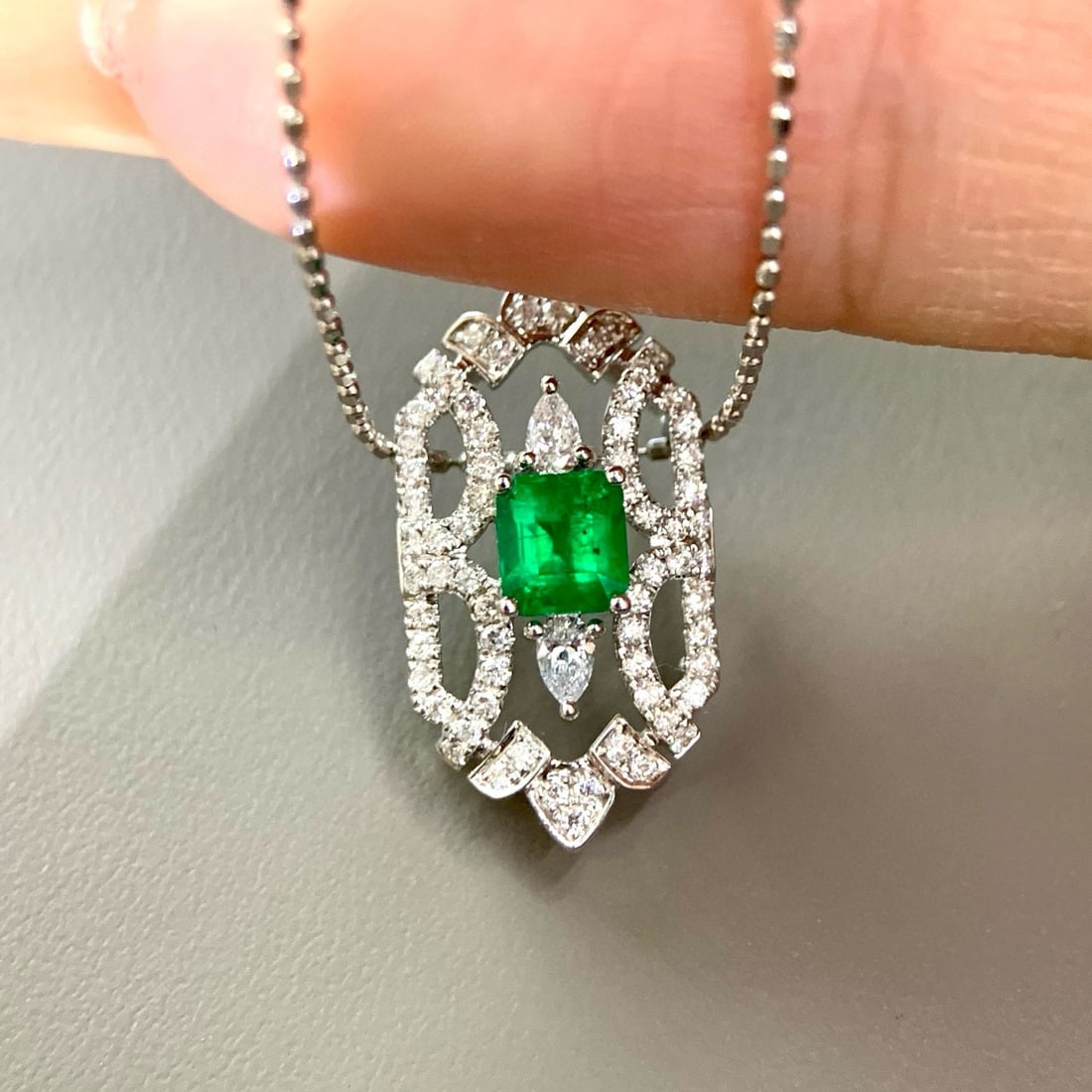 14k Gold 0.81 Ctw Vivid Green Natural Emerald & Diamond Bangle/pendant( Without Chain ): Ref:230994186 // gold content:14k gold // main gemstone:emerald // shape:octagonal // carat weight:0. 49ct // color:vivid green // treatment:natural // // adjacent gemstone 2 : diamond // shape:round 