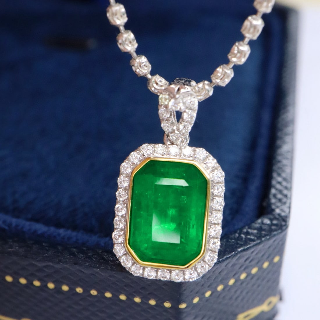 14k Gold 1.88 Ctw Vivid Green Natural Emerald & Diamond Pendant( Without Chain ) - 4