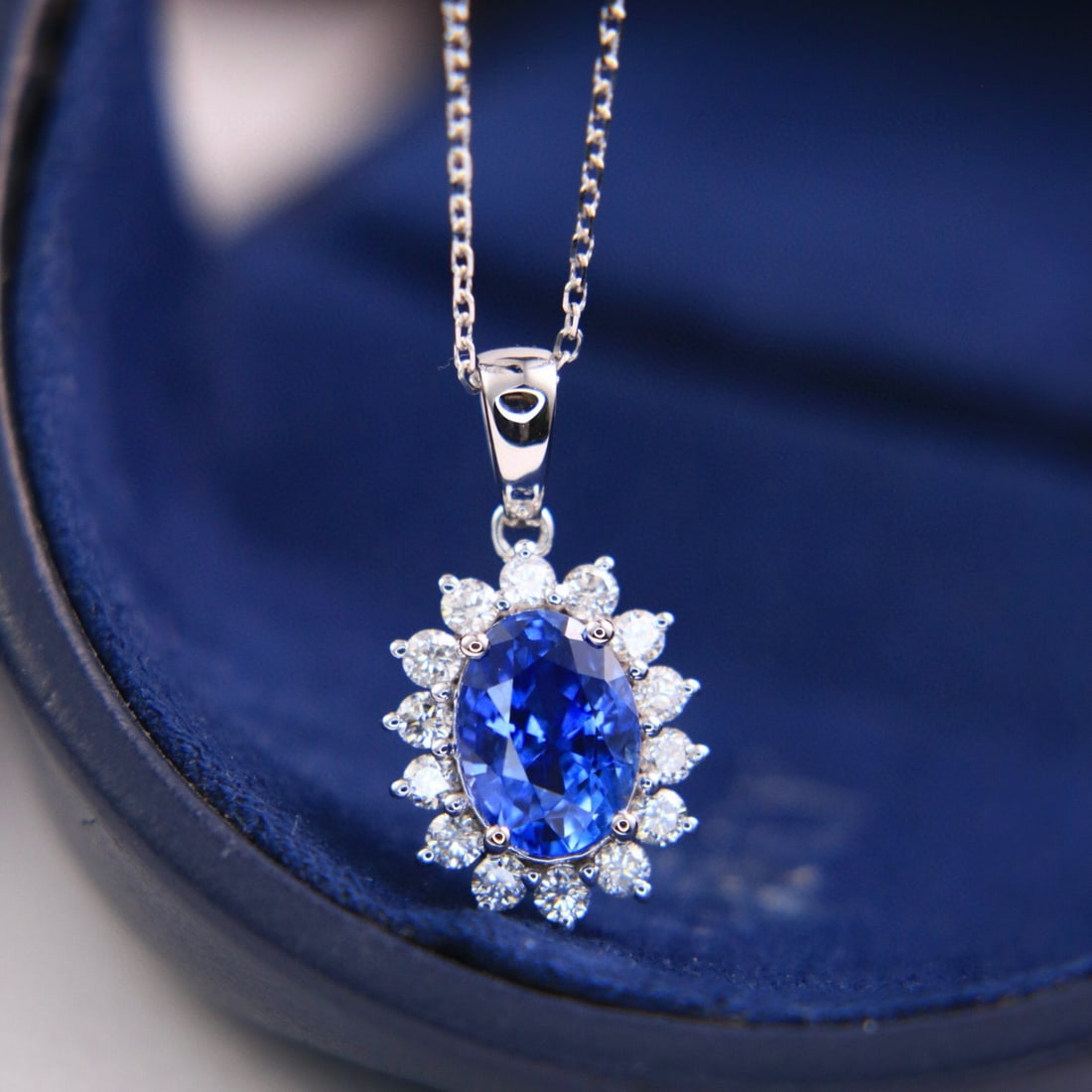 14k Gold 2.46 Ctw Natural Sapphire & Diamond Pendant( Without Chain ): Ref:230994190 // gold content:14k gold // main gemstone:sapphire // shape:oval // carat weight:2. 06ct // color:cornflower blue // treatment:natural // // adjacent gemstone 2 : diamond // shape:round 