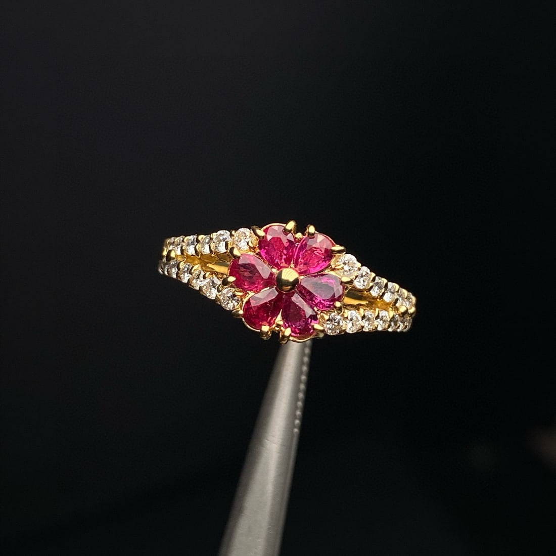 14k Gold 1.04 Ctw Natural Ruby & Diamond Ring: Ref:230994196 // gold content:14k gold // ring size:7. 25us // // main gemstone:ruby // shape:pear // carat weight:0. 70ct // color:red // treatment:natural // // adjacent gemstone 2 : diamond //