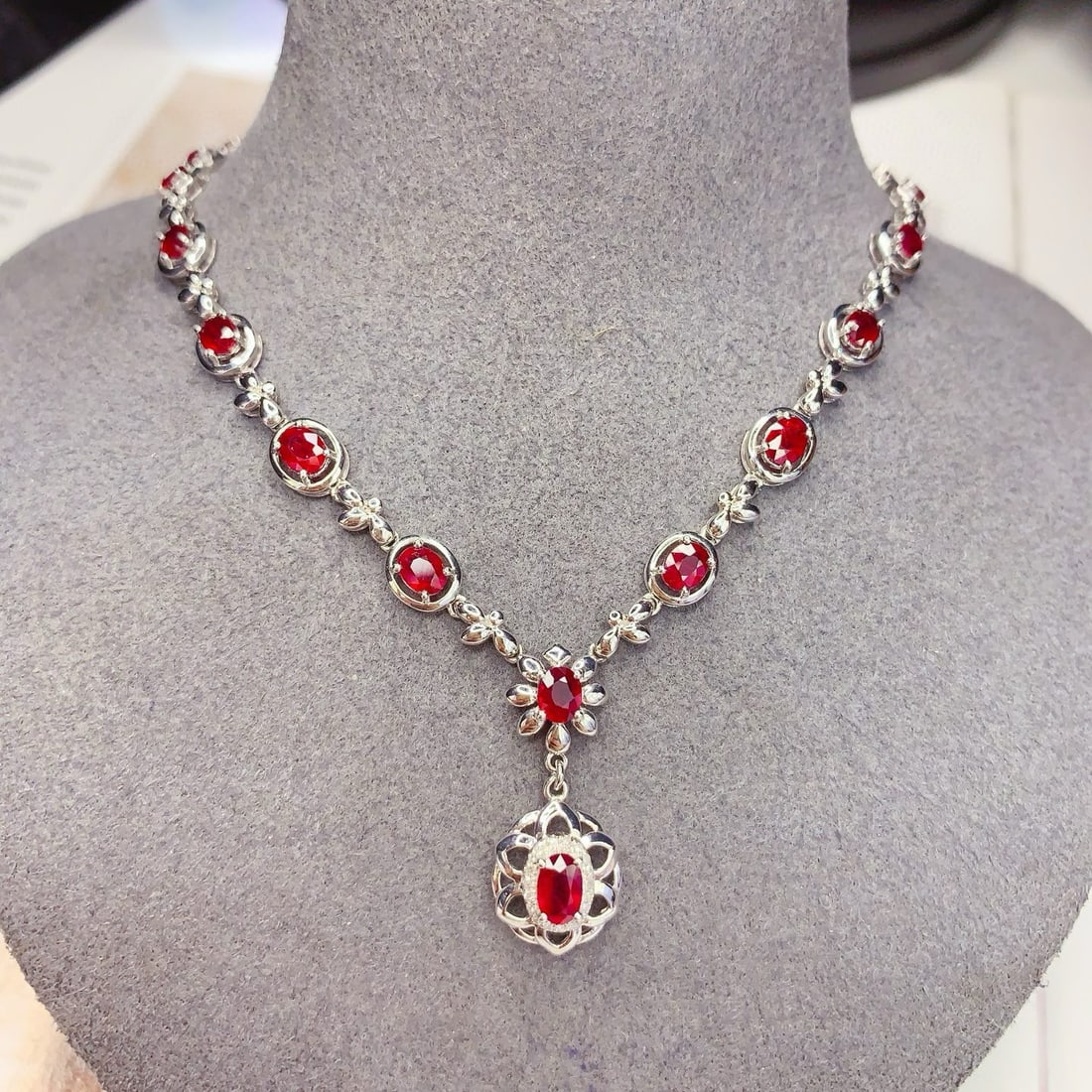 14k Gold 5.66 Ct Natural Ruby & Diamond Necklace: Ref:230994198 // gold content:14k gold // main gemstone:ruby // shape:oval // carat weight:5. 66ct // color:red // treatment:natural // // adjacent gemstone 2 : diamond // number of stones:23 //