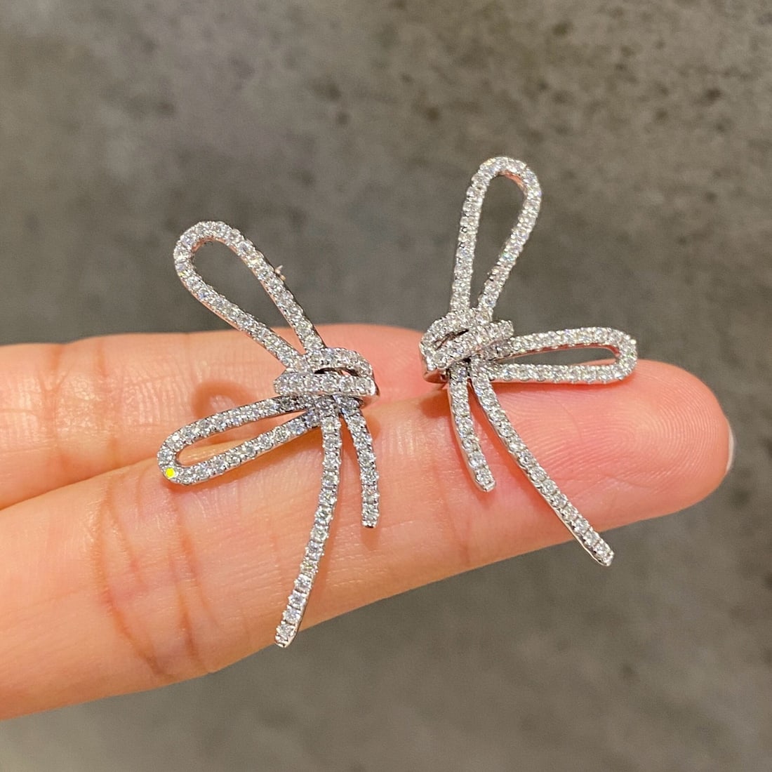 14k Gold 0.8 Ct Natural H Diamond Earrings: Ref:230994208 // gold content:14k gold // main gemstone:diamond // shape:round // carat weight:0. 8ct // clarity grade:vs-si // color:h // treatment:natural // cut grade:g // High Estimate: 6600 Low E