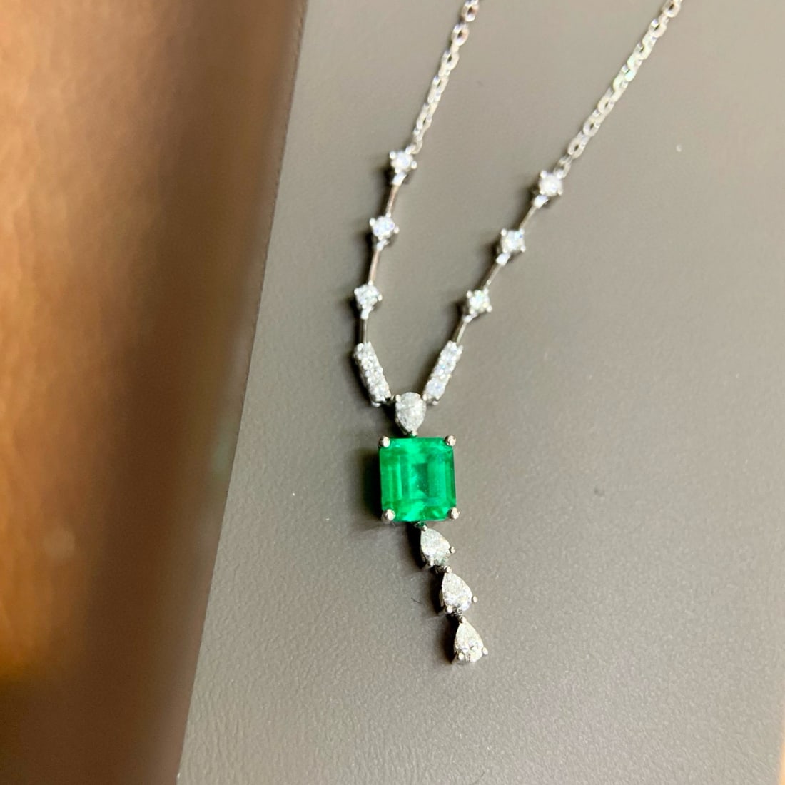 14k Gold 1.10 Ctw Vivid Green Natural Emerald & Diamond Necklace: Ref:230994211 // gold content:14k gold // main gemstone:emerald // shape:octagonal // carat weight:0. 81ct // color:vivid green // treatment:natural // // adjacent gemstone 2 : diamond // shape:multip