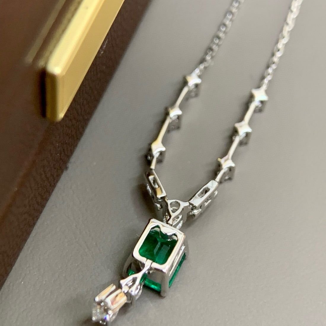14k Gold 1.10 Ctw Vivid Green Natural Emerald & Diamond Necklace - 2