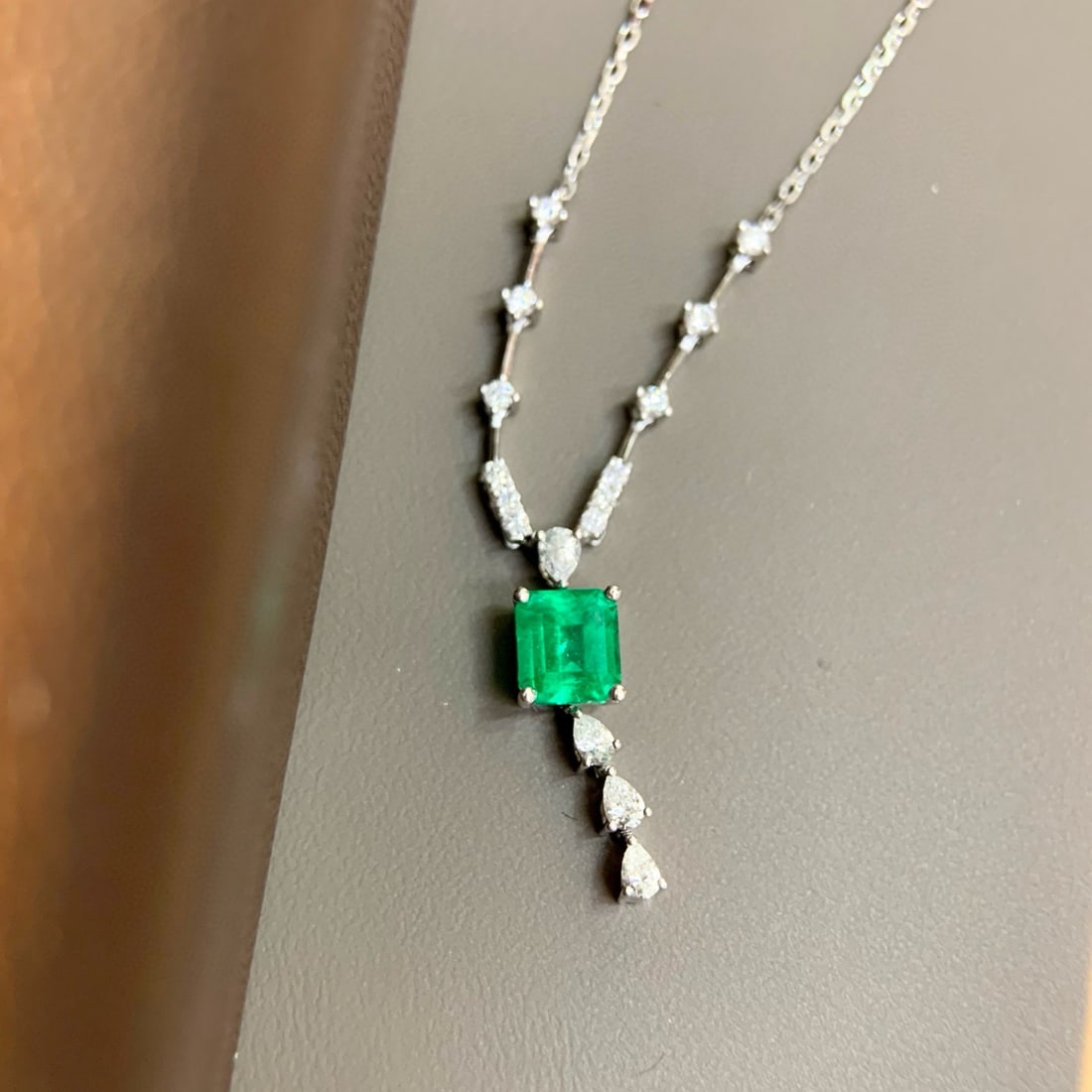 14k Gold 1.10 Ctw Vivid Green Natural Emerald & Diamond Necklace - 3