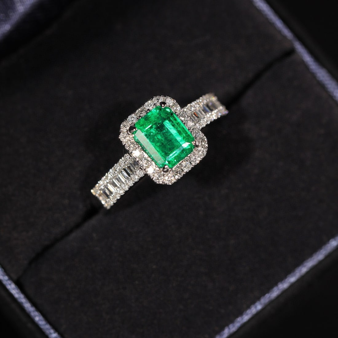 14k Gold 1.43 Ct Vivid Green Natural Emerald & Diamond Ring: Ref:230994212 // gold content:14k gold // ring size:7. 25us // // main gemstone:emerald // shape:octagonal // carat weight:1. 43ct // color:vivid green // treatment:natural // // adjacent gemstone 2 :