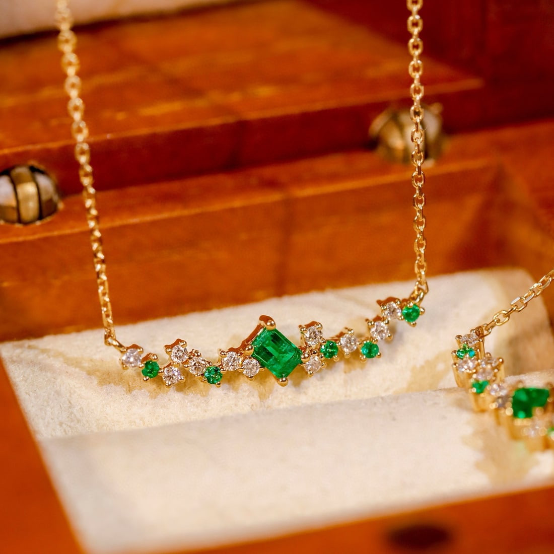 14k Gold 0.27 Ctw Vivid Green Natural Emerald & Diamond Necklace: Ref:230994213 // gold content:14k gold // main gemstone:emerald // shape:octagonal // carat weight:0. 16ct // color:vivid green // treatment:natural // // adjacent gemstone 2 : diamond // shape:round
