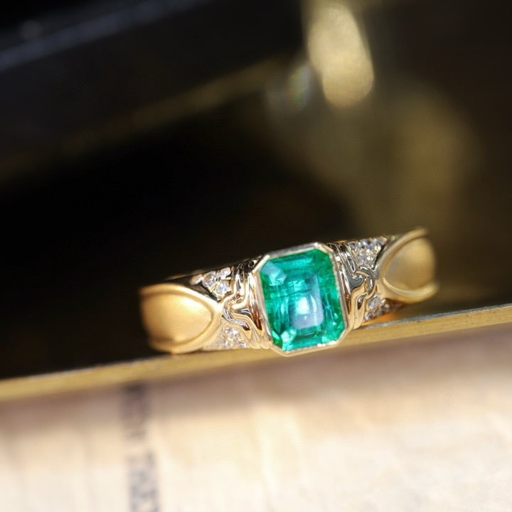 14k Gold 0.59 Ctw Natural Emerald & Diamond Ring: Ref:230994214 // gold content:14k gold // ring size:7. 25us // // main gemstone:emerald // shape:octagonal // carat weight:0. 52ct // color:green // treatment:natural // // adjacent gemstone 2 : diamo
