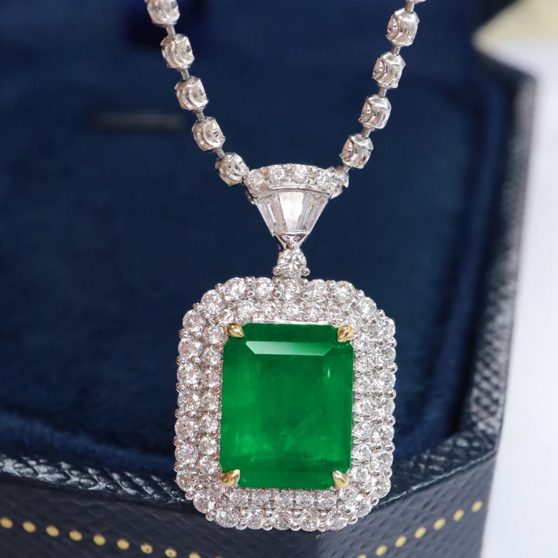 14k Gold 2.53 Ctw Vivid Green Natural Emerald & Diamond Pendant( Without Chain ): Ref:230994217 // gold content:14k gold // main gemstone:emerald // shape:octagonal // carat weight:2. 03ct // color:vivid green // treatment:natural // // adjacent gemstone 2 : diamond // shape:multip
