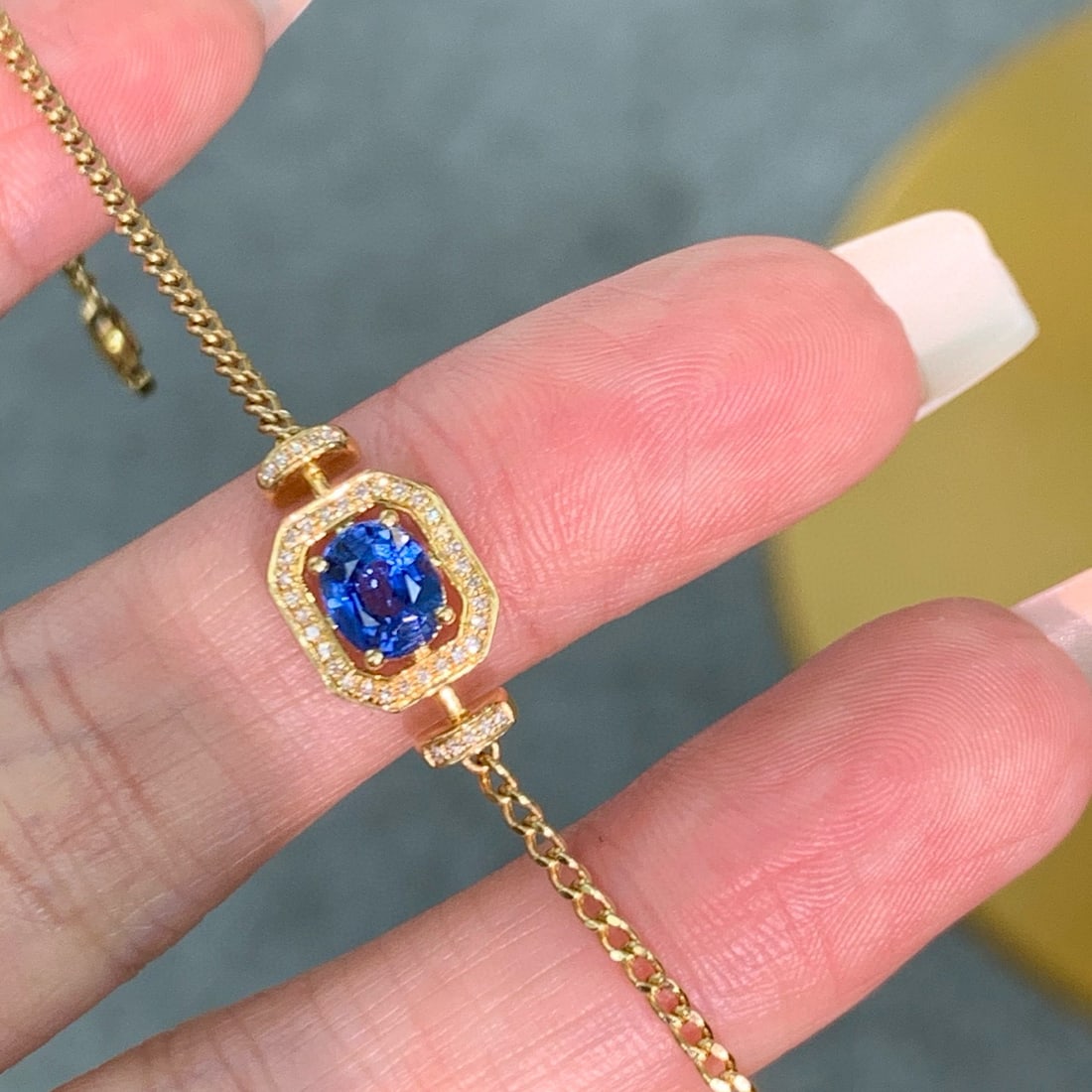 14k Gold 0.96 Ct Natural Sapphire & Diamond Bracelet: Ref:230994237 // gold content:14k gold // main gemstone:sapphire // shape:oval // carat weight:0. 96ct // color:cornflower blue // treatment:natural // // adjacent gemstone 2 : diamond // shape:round