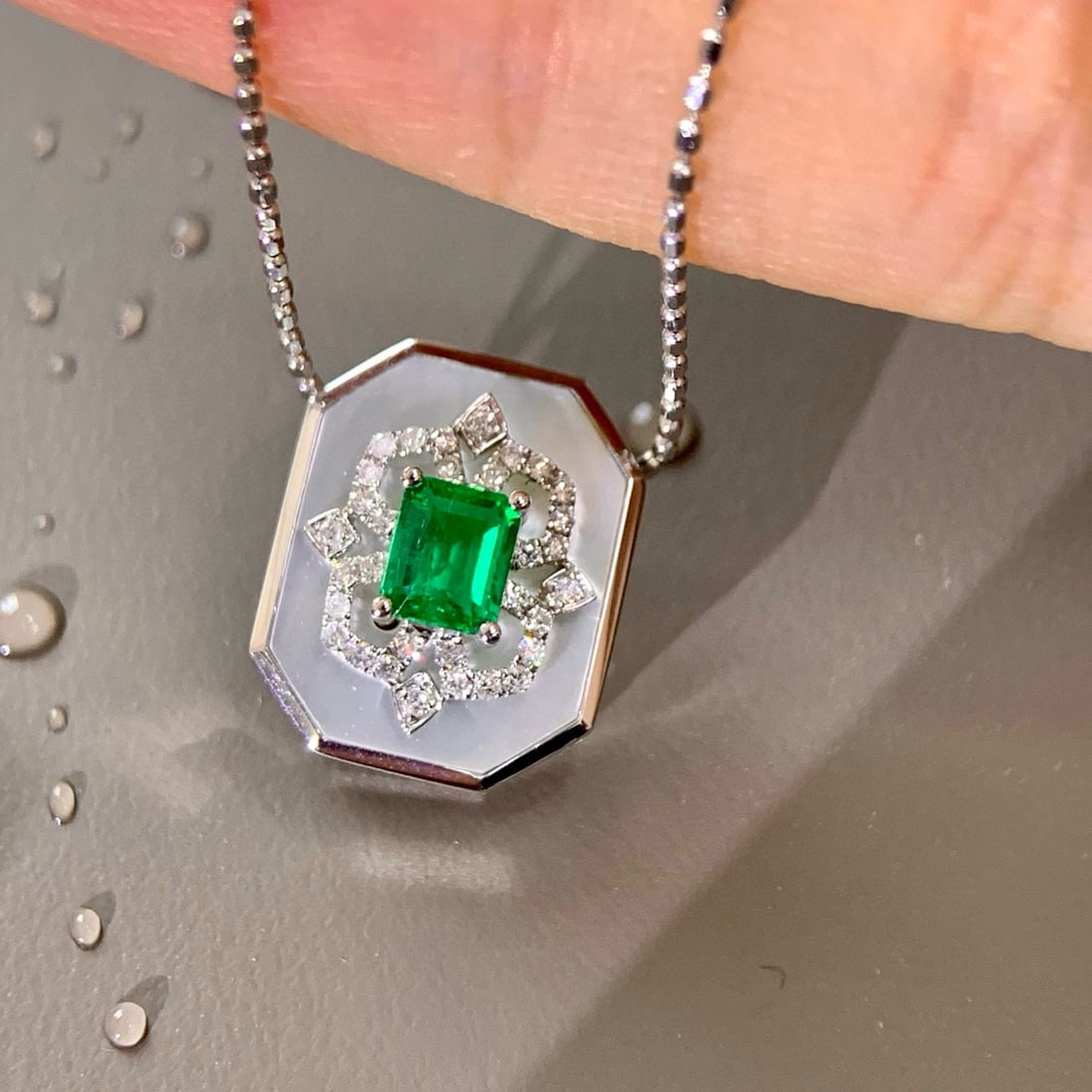 14k Gold 0.39 Ctw Vivid Green Natural Emerald & Diamond Bangle/pendant( Without Chain ): Ref:230994238 // gold content:14k gold // main gemstone:emerald // shape:octagonal // carat weight:0. 31ct // color:vivid green // treatment:natural // // adjacent gemstone 2 : diamond // shape:round 