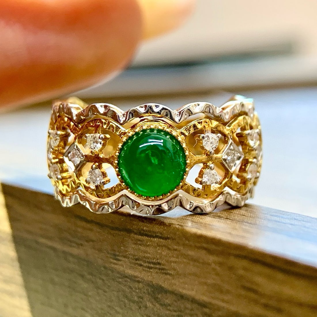 14k Gold 1.10 Ctw Vivid Green Natural Emerald & Diamond Ring: Ref:230994242 // gold content:14k gold // ring size:7. 25us // // main gemstone:emerald // shape:round // carat weight:0. 94ct // color:vivid green // treatment:natural // cut grade:g // // adjacent g