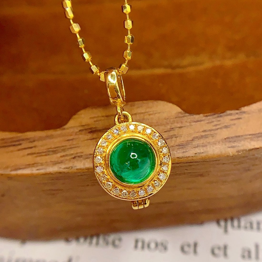 14k Gold 1 Ct Vivid Green Natural Emerald & Diamond Pendant( Without Chain ): Ref:230994243 // gold content:14k gold // main gemstone:emerald // shape:round // carat weight:1ct // color:vivid green // treatment:natural // cut grade:g // // adjacent gemstone 2 : diamond //