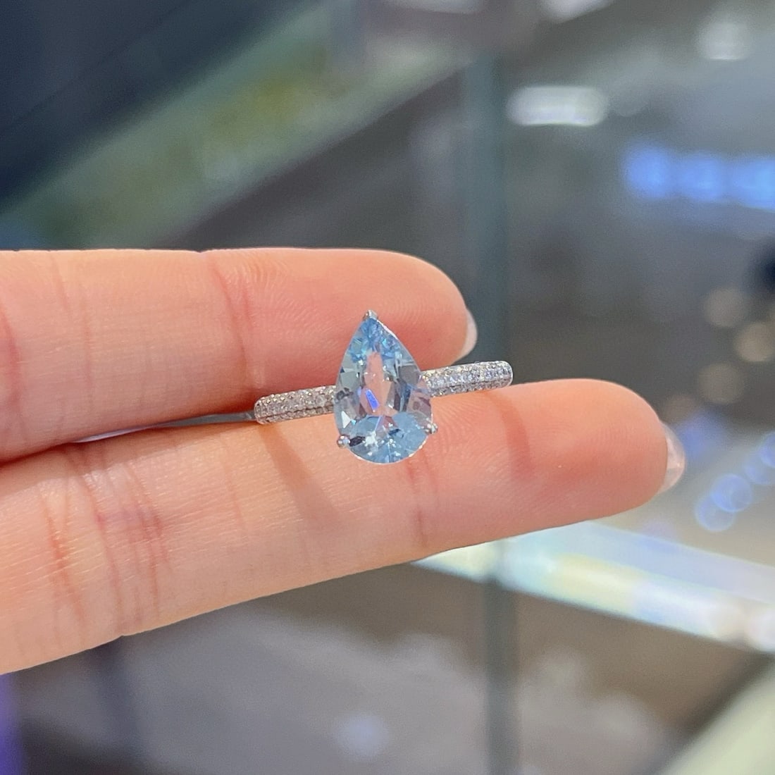 14k Gold 2.06 Ctw Natural Aquamarine & Diamond Ring: Ref:230994254 // gold content:14k gold // ring size:7. 25us // // main gemstone:aquamarine // shape:pear // carat weight:1. 84ct // color:santa maria color // treatment:natural // // adjacent gemstone