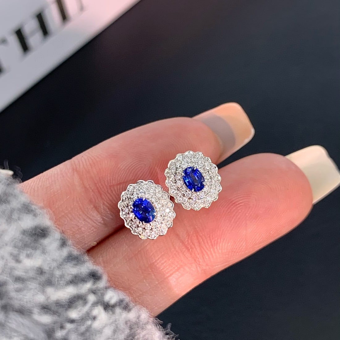14k Gold 0.77 Ctw Natural Sapphire & Diamond Earrings: Ref:230994272 // gold content:14k gold // main gemstone:sapphire // shape:oval // carat weight:0. 44ct // color:royal blue // treatment:natural // // adjacent gemstone 2 : diamond // shape:round // ca
