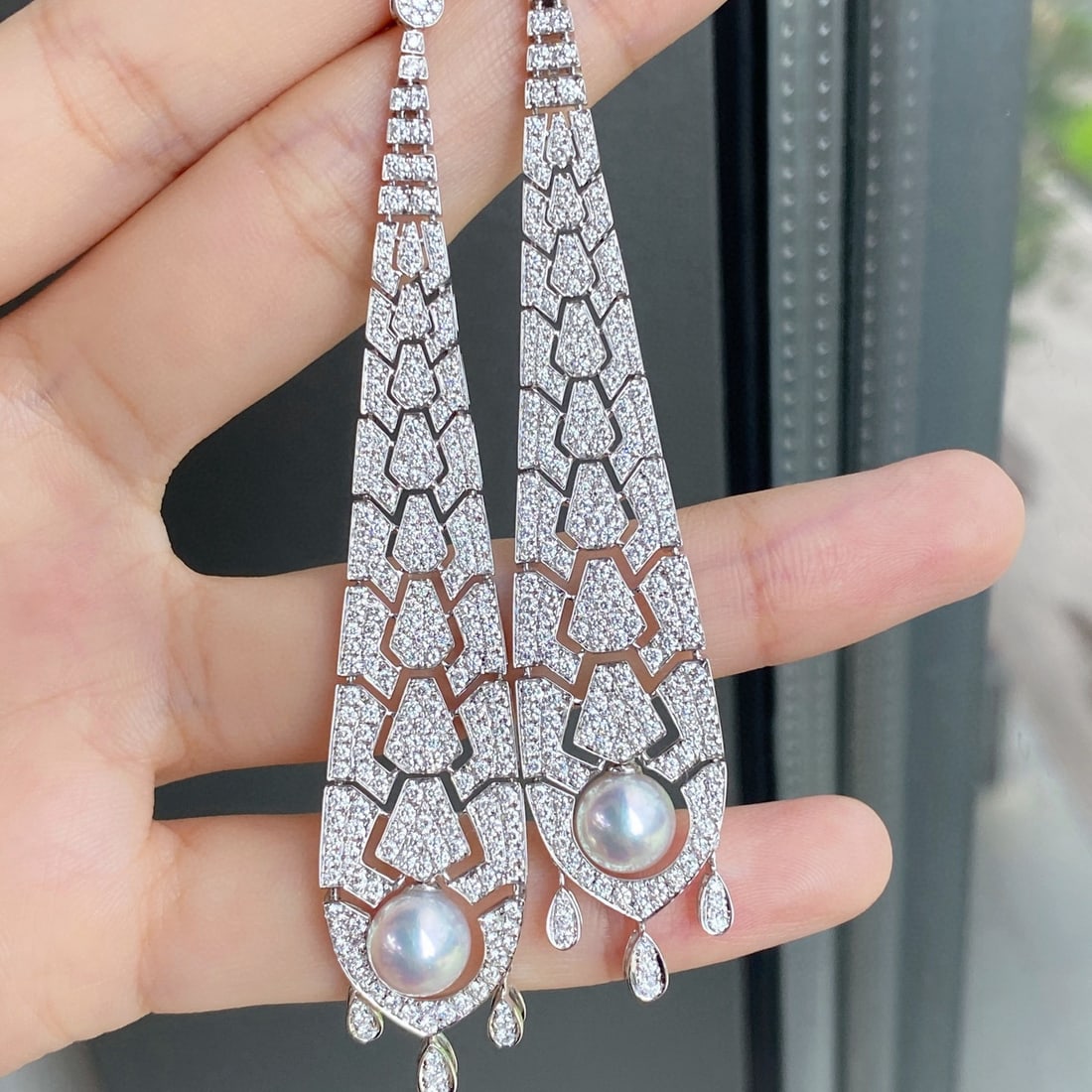 14k Gold 4.17 Ct Natural H Diamond Earrings: Ref:230994292 // gold content:14k gold // main gemstone:diamond // shape:round // carat weight:4. 17ct // clarity grade:vs-si // color:h // treatment:natural // cut grade:g // Low Estimate: 20000 Cond