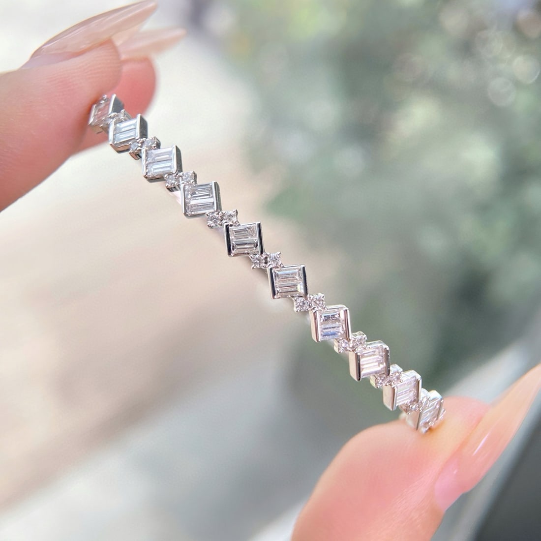 14k Gold 1.06 Ctw Natural H Diamond Bangle: Ref:230994293 // gold content:14k gold // main gemstone:diamond // shape:baguette // carat weight:0. 84ct // clarity grade:vs-si // color:h // treatment:natural // // adjacent gemstone 2 : diamond //
