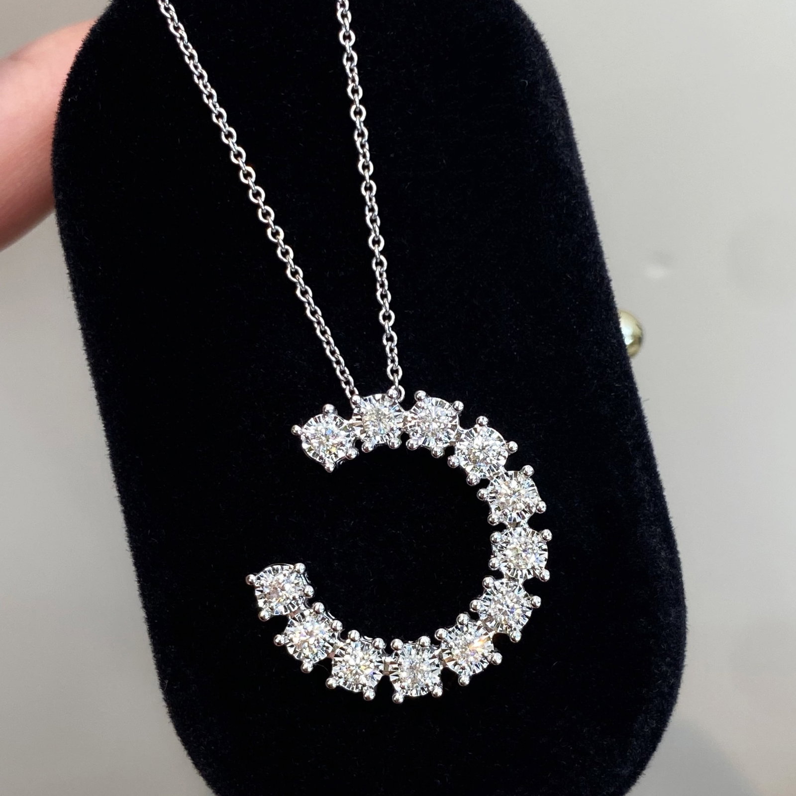 14k Gold 0.53 Ct Natural H Diamond Necklace: Ref:230994296 // gold content:14k gold // main gemstone:diamond // shape:round // carat weight:0. 53ct // clarity grade:vs-si // color:h // treatment:natural // cut grade:g // Low Estimate: 4600 Condi