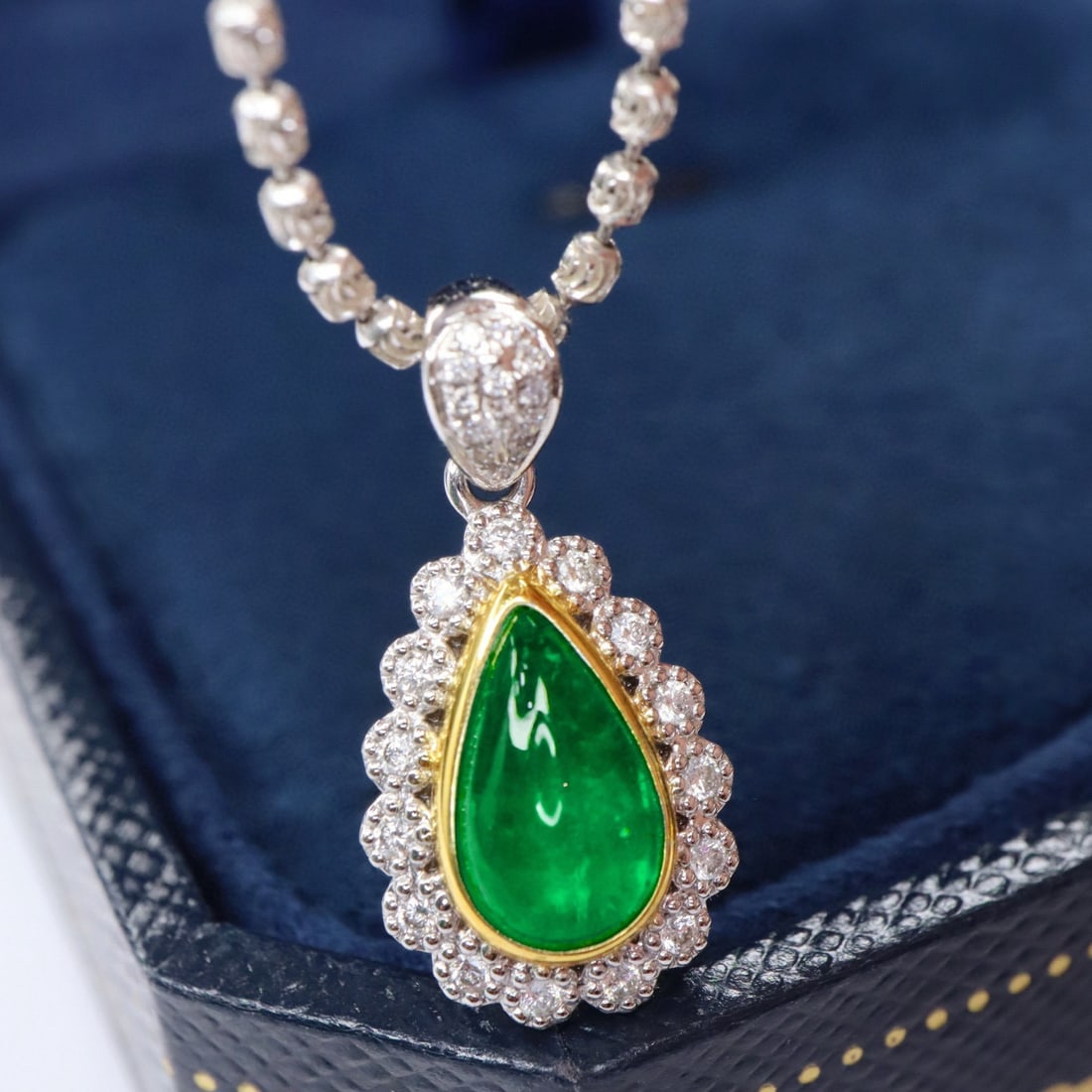 14k Gold 1.34 Ctw Vivid Green Natural Emerald & Diamond Pendant( Without Chain ): Ref:230994314 // gold content:14k gold // main gemstone:emerald // shape:pear // carat weight:1. 18ct // color:vivid green // treatment:natural // // adjacent gemstone 2 : diamond // shape:round // ca