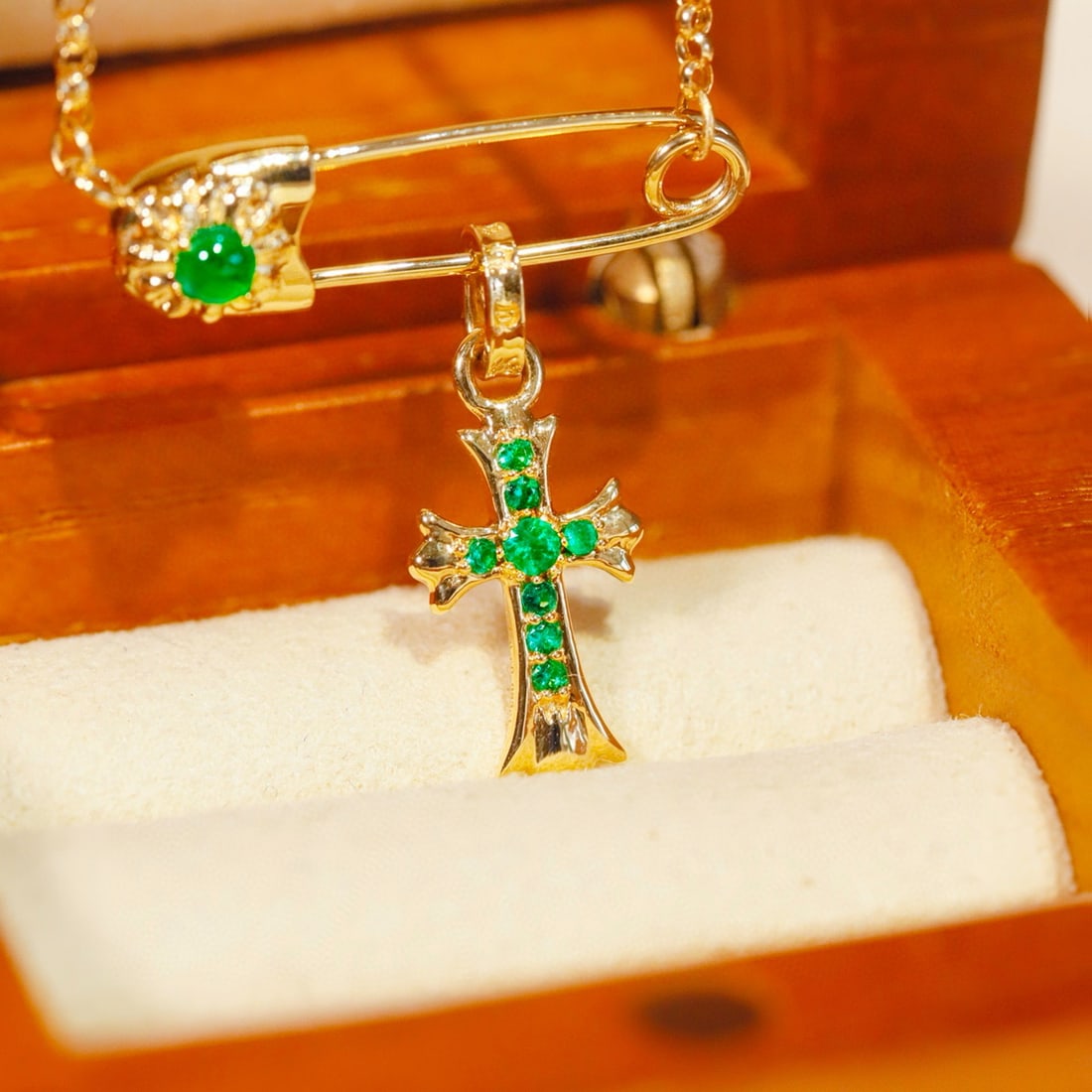 14k Gold 0.2 Ct Vivid Green Natural Emerald Necklace: Ref:230994315 // gold content:14k gold // main gemstone:emerald // shape:round // carat weight:0. 2ct // color:vivid green // treatment:natural // cut grade:g // Condition: New Low Estimate: 7700 High