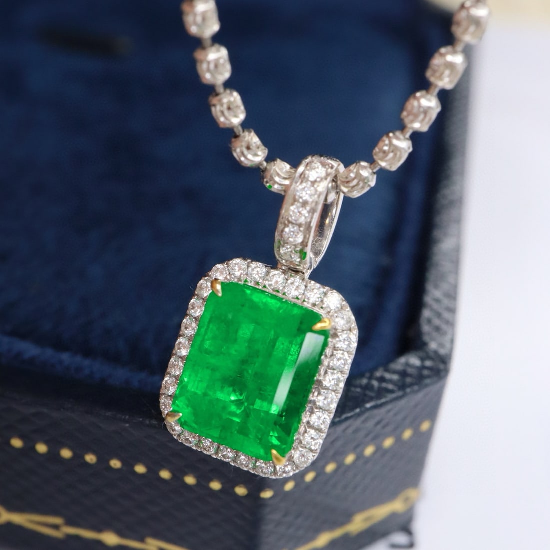 14k Gold 2.35 Ctw Vivid Green Natural Emerald & Diamond Pendant( Without Chain ) - 5