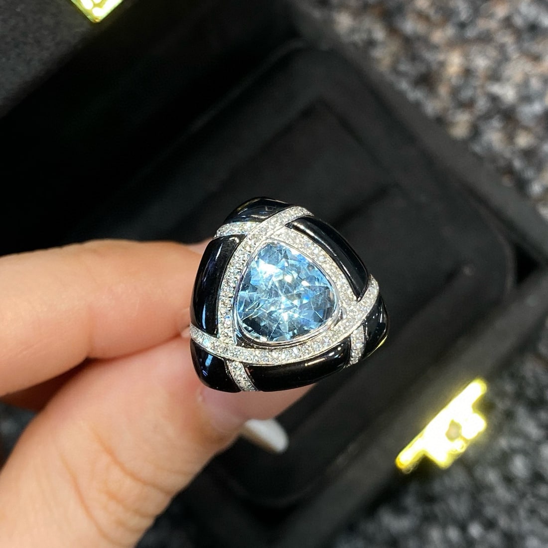 14k Gold 3.04 Ctw Natural Aquamarine & Diamond Ring: Ref:230994320 // gold content:14k gold // ring size:7. 25us // // main gemstone:aquamarine // shape:pear // carat weight:2. 77ct // color:santa maria color // treatment:natural // // adjacent gemstone