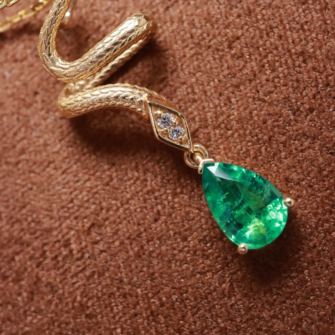 14k Gold 0.95 Ctw Vivid Green Natural Emerald & Diamond Pendant( Without Chain ): Ref:230994335 // gold content:14k gold // main gemstone:emerald // shape:pear // carat weight:0. 93ct // color:vivid green // treatment:natural // // adjacent gemstone 2 : diamond // shape:round // ca
