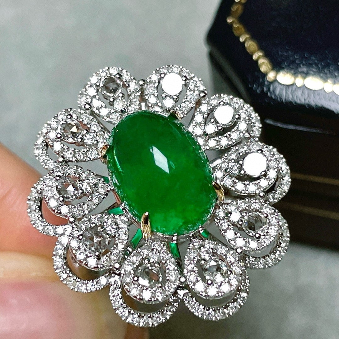 14k Gold 7.20 Ctw Vivid Green Natural Emerald & Diamond Ring: Ref:230994336 // gold content:14k gold // ring size:7. 25us // // main gemstone:emerald // shape:oval // carat weight:5. 72ct // color:vivid green // treatment:natural // // adjacent gemstone 2 : diam