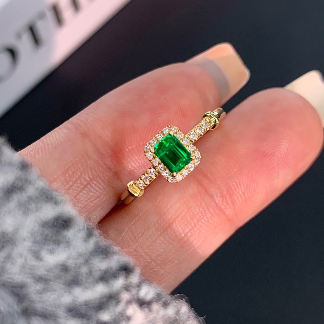 14k Gold 0.49 Ctw Vivid Green Natural Emerald & Diamond Ring - 2