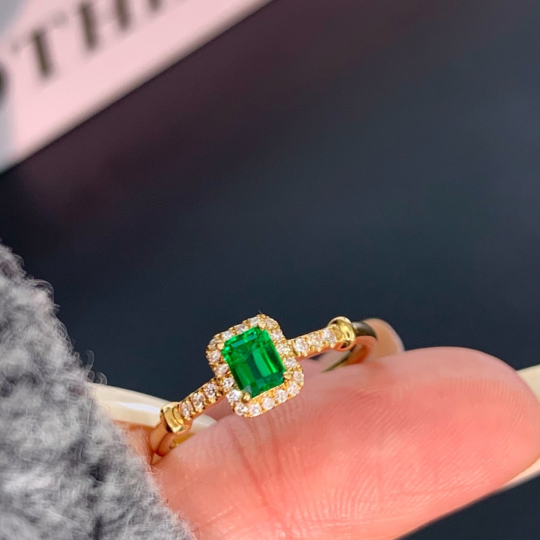 14k Gold 0.49 Ctw Vivid Green Natural Emerald & Diamond Ring - 3
