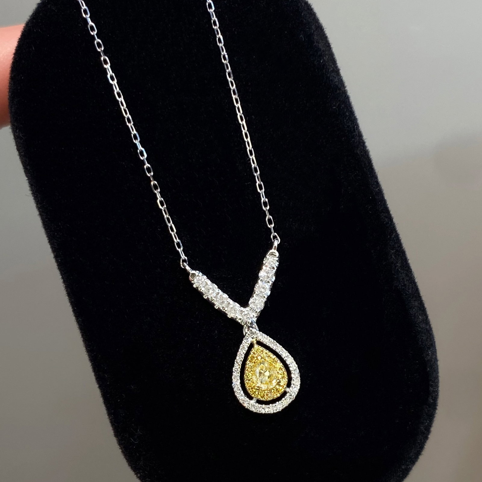 14k Gold 0.5 Ct Natural Color Diamond Necklace: Ref:230994360 // gold content:14k gold // main gemstone:diamond // shape:multiply // carat weight:0. 5ct // clarity grade:vs-si // color:color // treatment:natural // High Estimate: 3000 Condition: