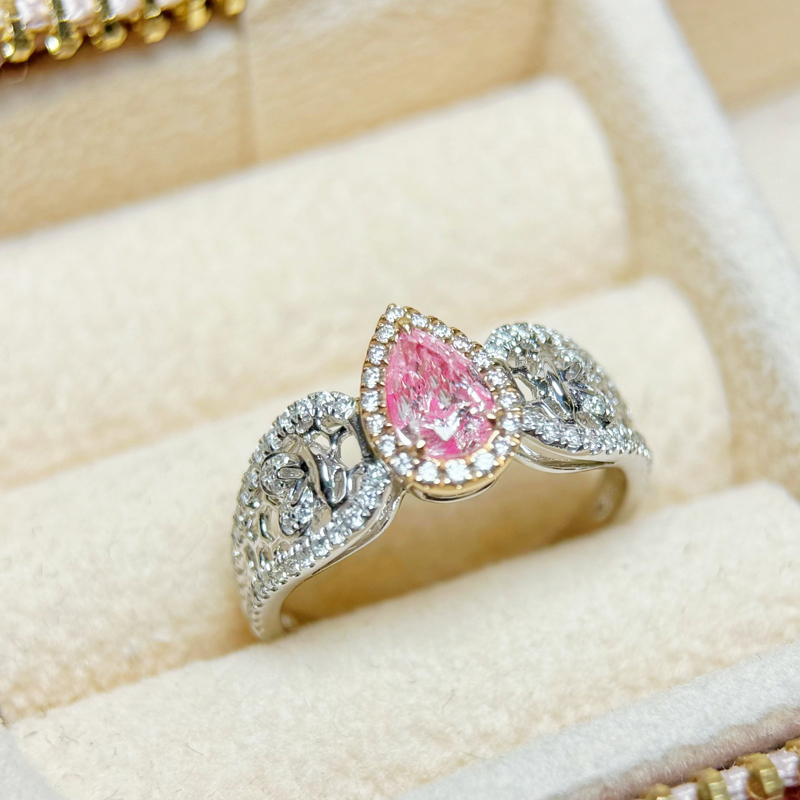 14k Gold 0.86 Ctw Natural Pink Diamond & Diamond Ring: Ref:230994364 // gold content:14k gold // ring size:7. 25us // // main gemstone:pink diamond // shape:pear // carat weight:0. 57ct // color:pink // treatment:natural // // adjacent gemstone 2 : diamon