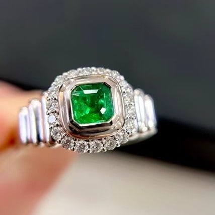 14k Gold 0.57 Ctw Vivid Green Natural Emerald & Diamond Ring - 2