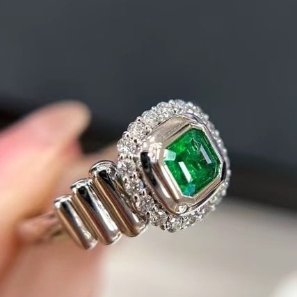 14k Gold 0.57 Ctw Vivid Green Natural Emerald & Diamond Ring - 4