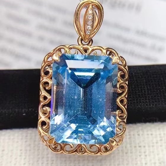 14k Gold 12.2 Ct Natural Topaz & Diamond Pendant( Without Chain ): Ref:230994432 // gold content:14k gold // main gemstone:topaz // shape:octagonal // carat weight:12. 2ct // color:blue // treatment:natural // // adjacent gemstone 2 : diamond // number of stones:5