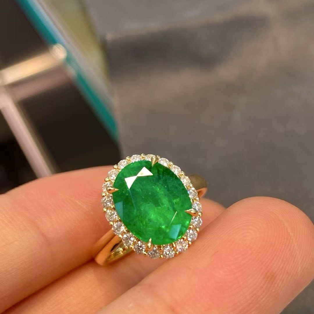 14k Gold 4.52 Ctw Vivid Green Natural Emerald & Diamond Ring: Ref:230994445 // gold content:14k gold // ring size:7. 25us // // main gemstone:emerald // shape:oval // carat weight:4. 12ct // color:vivid green // treatment:natural // // adjacent gemstone 2 : diam