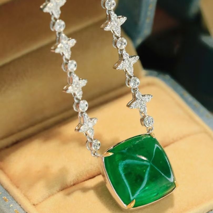 14k Gold 10.46 Ctw Vivid Green Natural Emerald & Diamond Necklace: Ref:230995010 // gold content:14k gold // main gemstone:emerald // shape:suger-loaf // carat weight:9. 6ct // color:vivid green // treatment:natural // // adjacent gemstone 2 : diamond // shape:round 