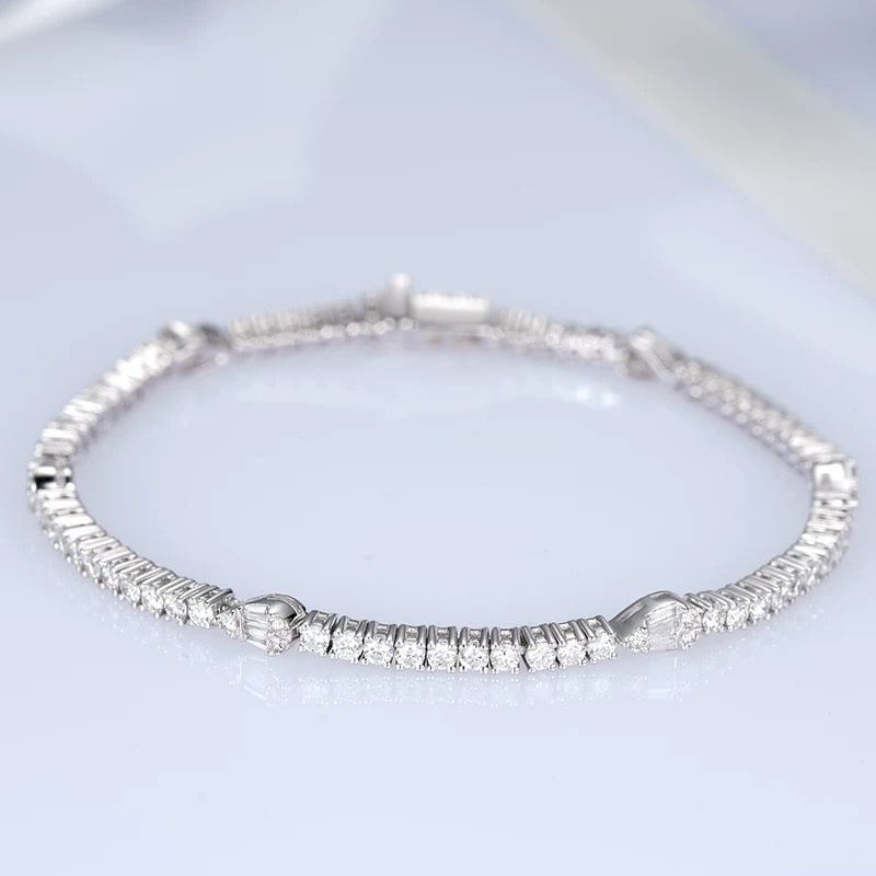 14k Gold 1.98 Ct Natural H Diamond Bracelet: Ref:230995016 // gold content:14k gold // main gemstone:diamond // shape:multiply // carat weight:1. 98ct // clarity grade:vs-si // color:h // treatment:natural // Condition: New Low Estimate: 16000.0