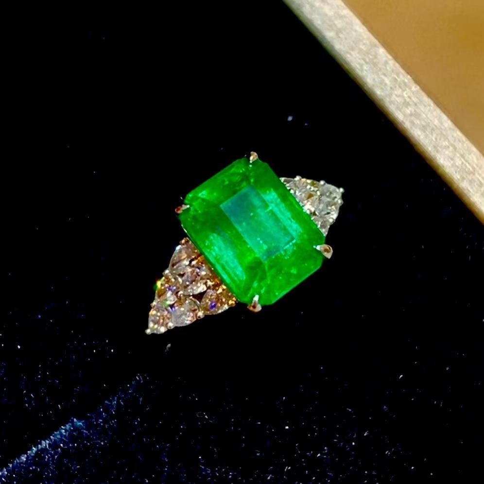 14k Gold 3.2 Ct Natural Emerald & Diamond Ring: Ref:230995027 // gold content:14k gold // ring size:7. 25us // // main gemstone:emerald // shape:octagonal // carat weight:3. 2ct // color:green // treatment:natural // // adjacent gemstone 2 : diamon