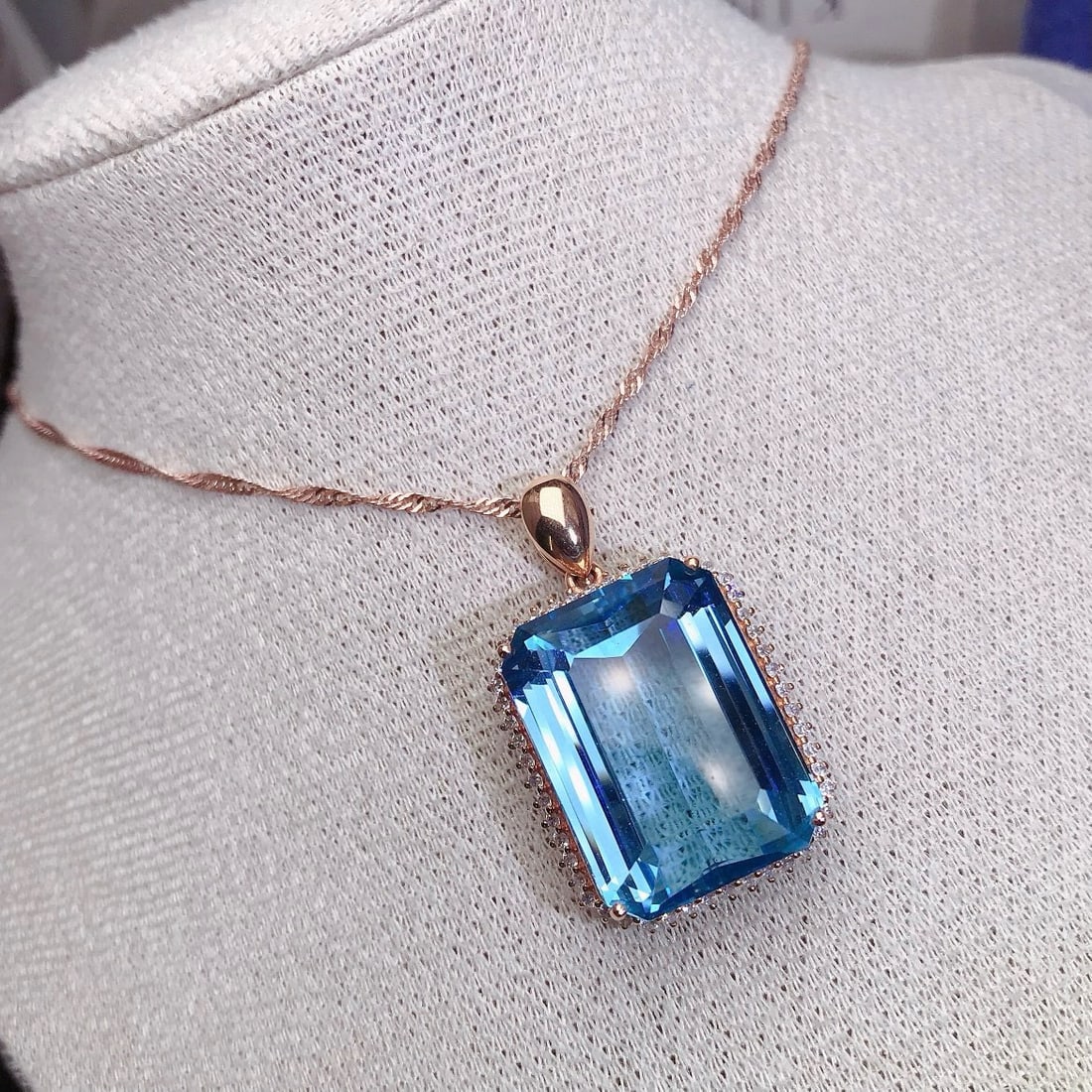 14k Gold 31.2 Ct Natural Topaz & Diamond Pendant( Without Chain ): Ref:230995035 // gold content:14k gold // main gemstone:topaz // shape:octagonal // carat weight:31. 2ct // color:blue // treatment:natural // // adjacent gemstone 2 : diamond // number of stones:50