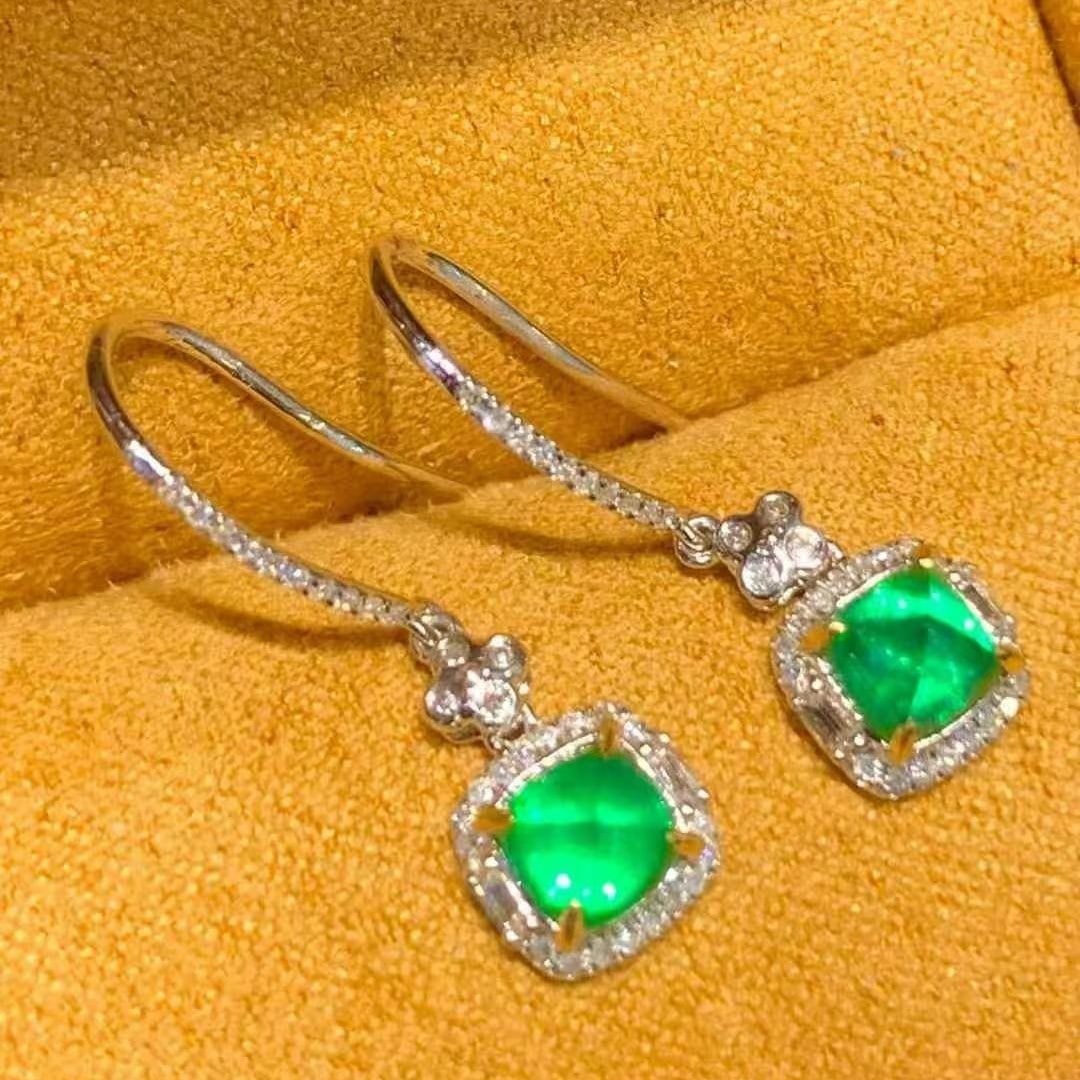 14k Gold 1.1 Ct Natural Emerald & Diamond Earrings: Ref:230995053 // gold content:14k gold // main gemstone:emerald // shape:suger-loaf // carat weight:1. 1ct // color:green // treatment:natural // // adjacent gemstone 2 : diamond // shape:round // cla