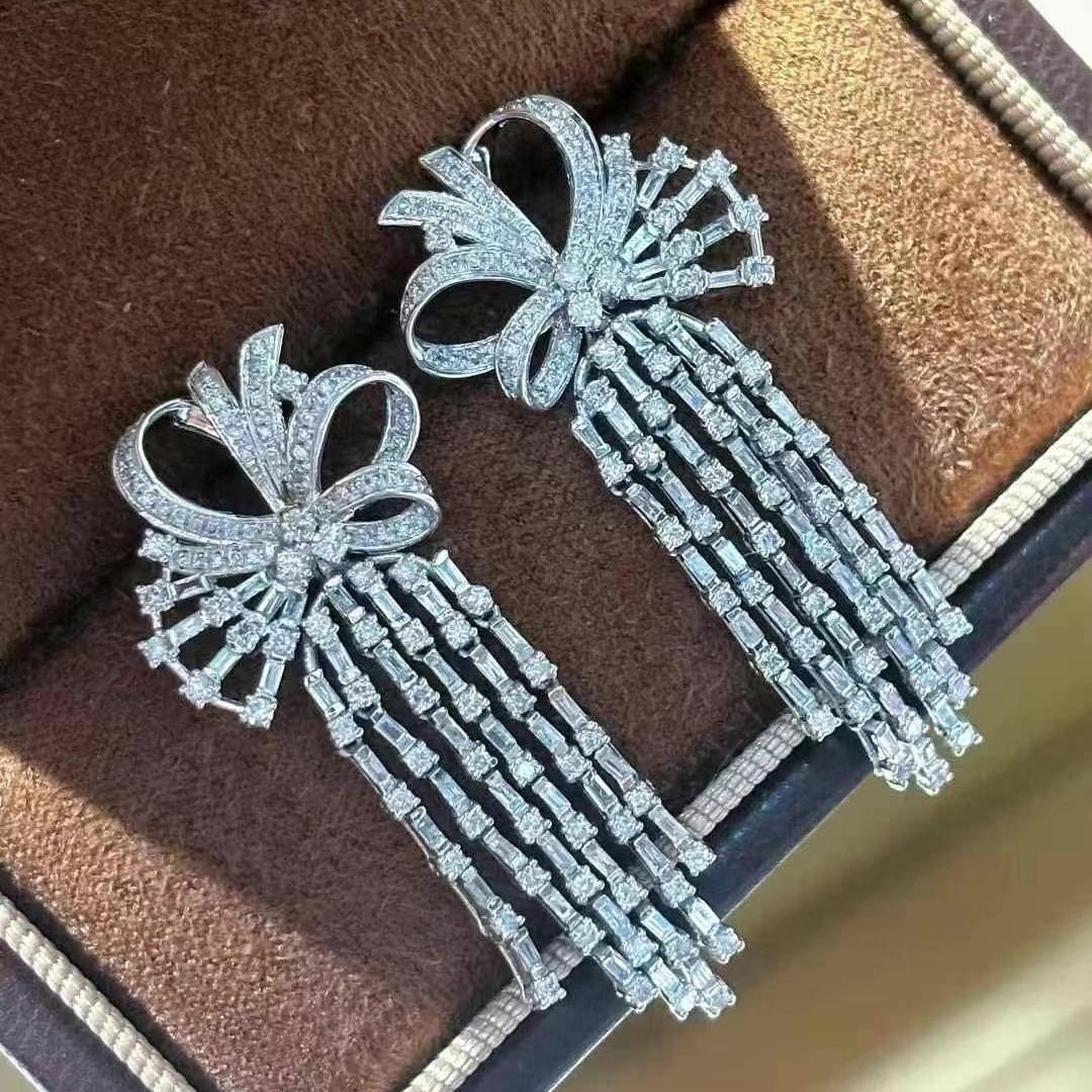 14k Gold 1.8 Ct Natural H Diamond Earrings: Ref:230995054 // gold content:14k gold // main gemstone:diamond // shape:multiply // carat weight:1. 8ct // clarity grade:vs-si // color:h // treatment:natural // High Estimate: 8900 Low Estimate: 590