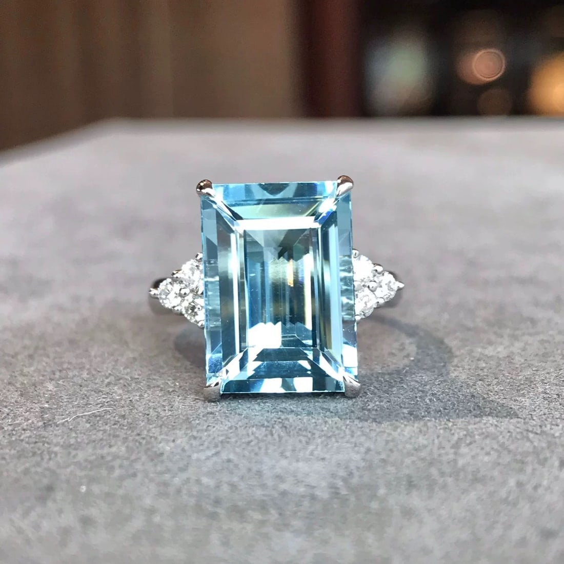 14k Gold 6 Ct Natural Aquamarine & Diamond Ring: Ref:230995055 // gold content:14k gold // ring size:7. 25us // // main gemstone:aquamarine // shape:emerald // carat weight:6ct // color:blue // treatment:natural // // adjacent gemstone 2 : diamond /