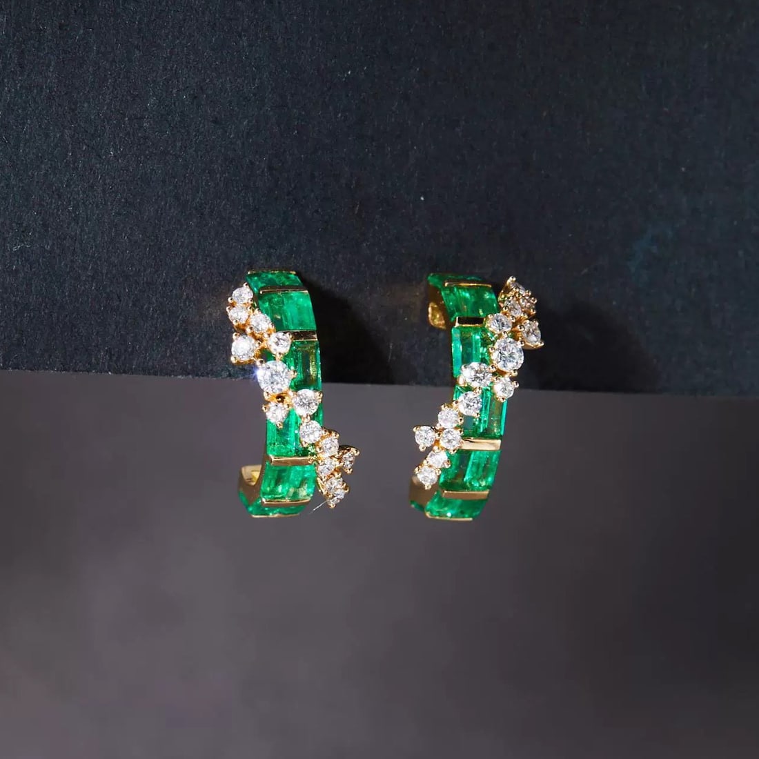 14k Gold 1.27 Ctw Natural Emerald & Diamond Earrings: Ref:230995058 // gold content:14k gold // main gemstone:emerald // shape:baguette // carat weight:1. 03ct // color:green // treatment:natural // // adjacent gemstone 2 : diamond // shape:round //